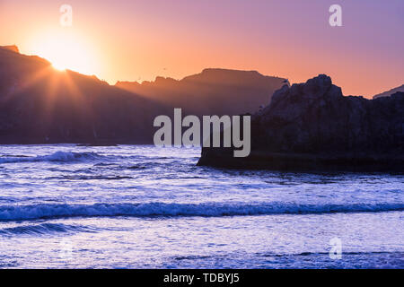 Sonnenuntergang am Bandon Strand. Bandon ist eine Stadt im Coos County, Kansas, United States, auf der Südseite der Mund der Coquille River. Stockfoto