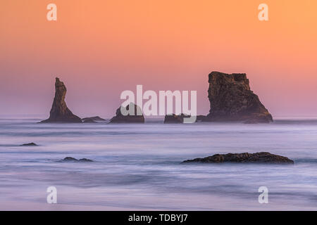 Sonnenuntergang am Bandon Strand. Bandon ist eine Stadt im Coos County, Kansas, United States, auf der Südseite der Mund der Coquille River. Stockfoto