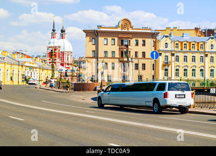 St. Petersburg, Russland - 6. Juni 2019. Lower Swan Brücke über den Swan Kanal im Zentrum von St. Petersburg, Russland. Tempel der Großen Marty Stockfoto