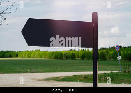 In der Nähe der leeren schwarzen outdoor Road Sign board bei beautibul lanscape Hintergrund. Platz kopieren Stockfoto