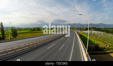 Antenne schießen Felder und Straßen Stockfoto