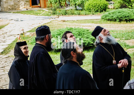 In der Bukowina, Rumänien - Juni 5, 2019: orthodoxe Mönche bewundern Sie einige Bilder in einem Kloster in der Bukowina. Stockfoto