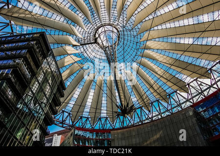 Berlin, Deutschland - Juni 7, 2019: das Innere des Sony Centers ist im modernistischen Stil Einkaufszentrum Stockfoto