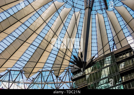 Berlin, Deutschland - Juni 7, 2019: das Innere des Sony Centers ist im modernistischen Stil Einkaufszentrum Stockfoto