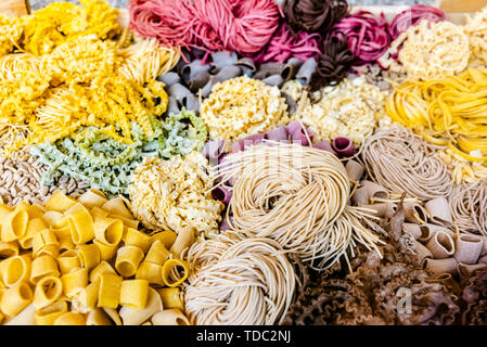 Viele Arten von ungekochte italienische Pasta in verschiedenen Farben und Formen Stockfoto