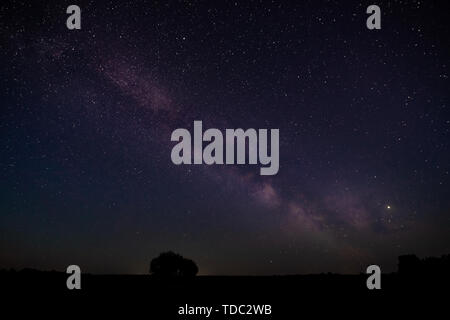 Im Sommer Milchstraße steigt über den MacDonald Observatory in der Nähe von Fort Davis, Texas. Stockfoto
