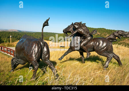 Bronze Skulpturen über Büffel Jagd in "Tatanka-Story der Bison' Museum (mit Kevin Costner) gegründet, Totholz, Grafschaft Lawrence, South Dakota, USA Stockfoto