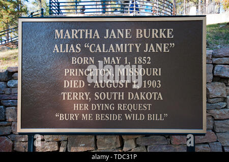 Ein Hinweisschild auf dem Grab von Martha Jane Burke in Mount Moriah Friedhof, Totholz, Grafschaft Lawrence, South Dakota, USA (alias Calamity Jane, 1852-1903) Stockfoto