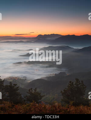 Aramaio, aramaiona Tal unter den Wolken in Alava Stockfoto