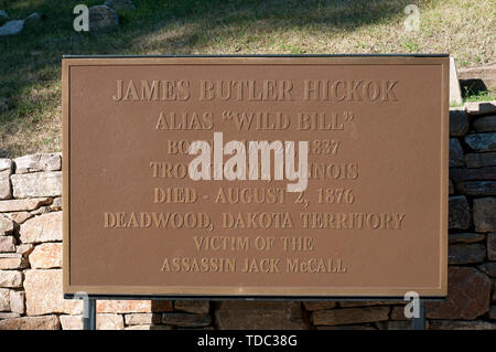 Ein Hinweisschild auf dem Grab von James Butler Hickok in Mount Moriah Friedhof, Totholz, Grafschaft Lawrence, South Dakota, USA (alias Wild Bill, 1837-1876)