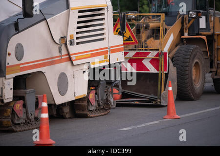 Straßenbau Anlagen entlang der Straße geparkt Stockfoto