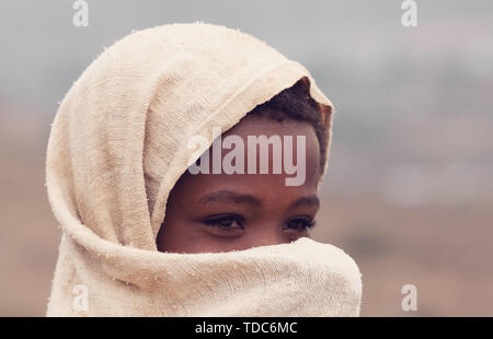 REGION AMHARA, Äthiopien, April 22.2019, schöne Äthiopischer Amharen Mädchen verbirgt ihr Gesicht hinter einem Schal. Region Amhara, Äthiopien, 22. April. 2019 Stockfoto