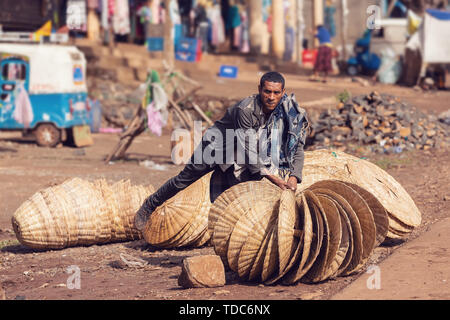 DEMEBECHA, Äthiopien, April 20.2019, Äthiopische verkauft Weidenkörbe auf der Straße. Demebecha, Äthiopien, 20. April. 2019 Stockfoto