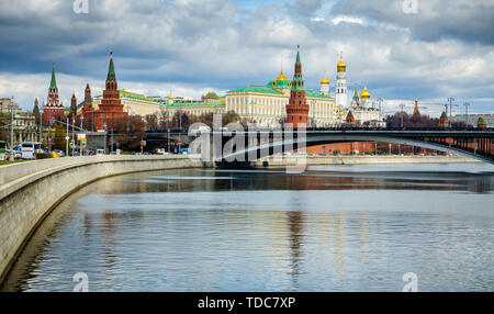 Blick auf den Moskauer Kreml vom Ufer der Moskwa Stockfoto