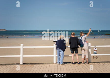 Drei Frauen auf See, Dinard, Bretagne, Frankreich Stockfoto