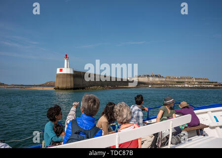 Passagiere auf dem Fluss mit der Fähre von Dinard nähert sich Saint Malo, Bretagne, Frankreich Stockfoto