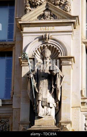 Statue des hl. Ansgar an der Fassade des Rathauses, Hamburg, Deutschland Stockfoto