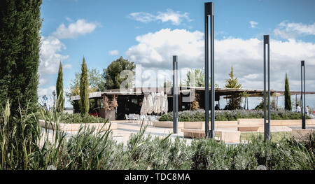 Toledo, Spanien - 28 April, 2018 - architektonische Detail in einem Café und auf der Terrasse mit Blick auf das Tal im touristischen Viertel der Stadt an einem Frühlingstag Stockfoto