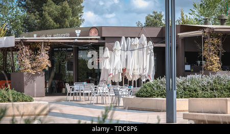 Toledo, Spanien - 28 April, 2018 - architektonische Detail in einem Café und auf der Terrasse mit Blick auf das Tal im touristischen Viertel der Stadt an einem Frühlingstag Stockfoto