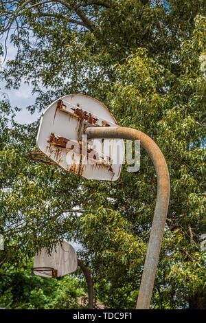 Eine alte rostige Rücklaufsperre in einem verlassenen Basketballplatz Stockfoto