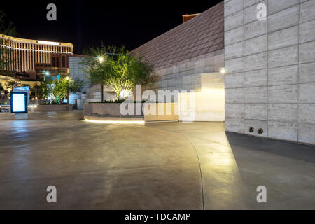 Leer Marmor Fußweg und Backstein Architektur bei Nacht in der Stadt Stockfoto