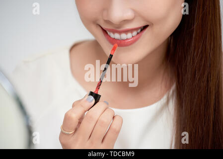 Junge schöne Frau Professional Beauty vlogger oder Blogger Anwendung Lippenstift Creme an den Mund, ein Make-up Tutorial Stockfoto