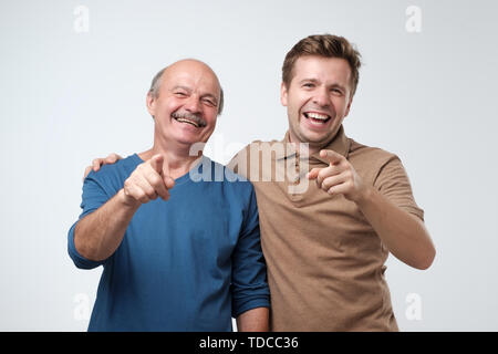 Vater und Sohn an der Kamera zeigt mit Index finge Stockfoto