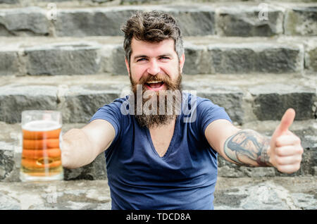 Alkoholische Getränke Bier trinken. Wochenende entspannen. Reifen Hipster mit Bart Haar Bier trinkt. Bärtiger Mann mit Bier Glas outdoor. brutal männliche Bedürfnisse Erfrischung. Stillen Sie Ihren Durst. Stockfoto