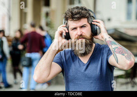Stilvolle und schöne Musik Liebhaber. business Ebook online. Ebook hält viel, die mir wichtig ist. Gesicht der Musik. Hipster Fashion Style. Neue Technologien. Seine Lieblingsmusik. Stockfoto
