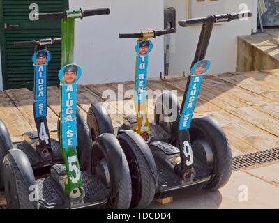 Gruppe von Segways auf der Straße Stockfoto