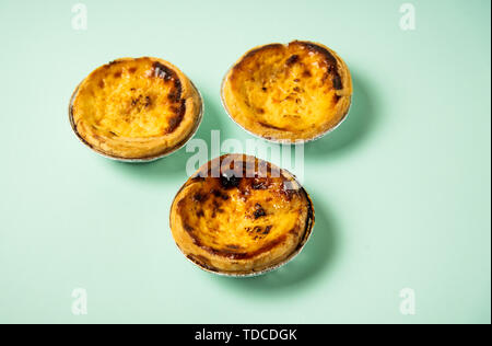 Ei tart Dessert in einem Aluminium Halter, leckeren Snack Stockfoto