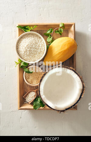 Mango klebrigen Reis mit Mango, Kokosnuss, Sesam auf Fach Stockfoto