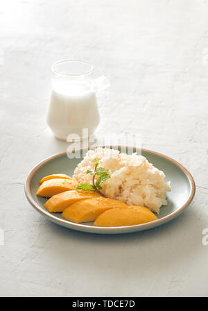 Thai Dessert Mango mit Klebreis. Stockfoto