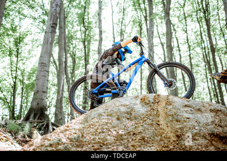 Professioneller Radfahrer, Fahrrad, während, weg von der Straße in den Wald. Konzept der ein extremer Sport und Endurofahren Stockfoto