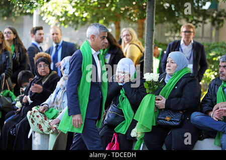 Bürgermeister von London Sadiq Kahn kommt außerhalb Grenfell Tower, London, Familie und Freunde vor der Kranzniederlegung Zeremonie, die Markierung wird das 2-jährige Jubiläum des Hochhauses Brand in Erinnerung an die 72 Menschen, die ihr Leben verloren. Stockfoto