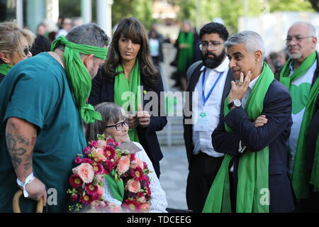 Bürgermeister von London Sadiq Kahn kommt außerhalb Grenfell Tower, London, Familie und Freunde vor der Kranzniederlegung Zeremonie, die Markierung wird das 2-jährige Jubiläum des Hochhauses Brand in Erinnerung an die 72 Menschen, die ihr Leben verloren. Stockfoto