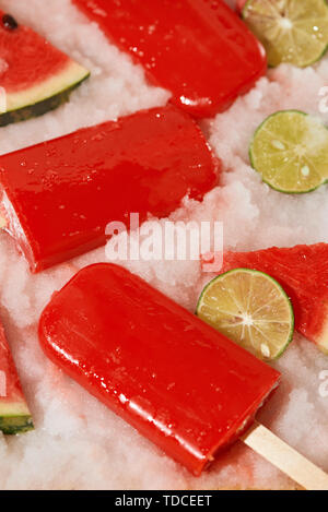 Wassermelone popsicle und geschnittene Zitrone auf Eis Fach Stockfoto