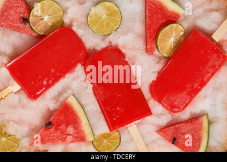 Wassermelone Eis am Stiel und geschnittene Zitrone auf Eis gefüllt Fach Stockfoto