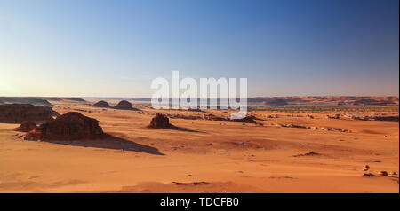 Panoramablick auf das Luftbild zu Djiara, Ahoita, Boukkou Daleyala und Seen von Ounianga Serir Seen bei Sonnenuntergang, Ennedi, Tschad Stockfoto