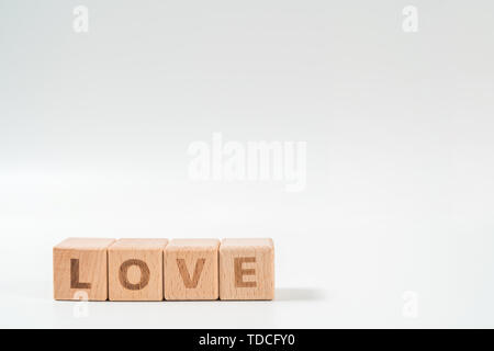 Wort Liebe auf Holz Würfel Würfel auf weißem Hintergrund. Stockfoto