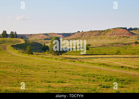 Sommer Landschaft der Baschkirischen Natur mit schönen Felder und Hügel, die der Natur von Italien Stockfoto