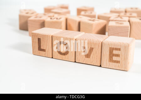 Wort Liebe auf Holz Würfel Würfel auf weißem Hintergrund. Stockfoto