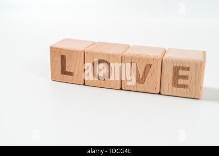 Wort Liebe auf Holz Würfel Würfel auf weißem Hintergrund. Stockfoto