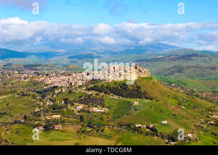 Wunderschöne Aussicht auf sizilianischen Dorf Calascibetta mit angrenzenden Berge und grüne Landschaft genommen. Die historischen arabischen Stadt ist auf dem Hügel. Tolle touristische Ort in Italien. Stockfoto