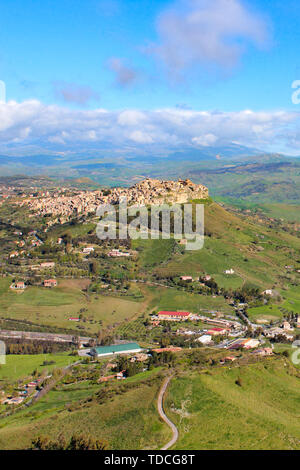 Schönen sizilianischen Dorf Calascibetta in der Nähe von Enna mit angrenzenden Berge und grüne Landschaft fotografiert. Fantastische Landschaften in Italien. Italienische Reiseziele. Stockfoto