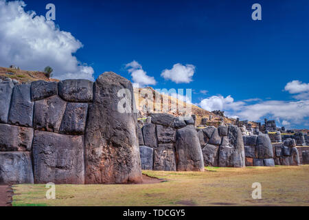 Ruinen von Sacsayhuaman in Cusco, Peru. Eine monumentale Komplex der Gebäude aus Stein von Incas. Pre Columbian megalithischen feste Konstruktionen Stockfoto