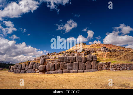 Ruinen von Sacsayhuaman in Cusco, Peru. Eine monumentale Komplex der Gebäude aus Stein von Incas. Pre Columbian megalithischen feste Konstruktionen Stockfoto