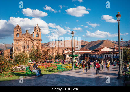 Cusco/Peru - Mai 26.2008: Blick vom Hauptplatz auf der mittelalterlichen Kathedrale an der Plaza de Armas entfernt. 1560 gebaut Stockfoto