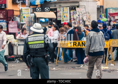 Lima/Peru Jun 13.2008: Peruanische Polizist in die einheitliche Steuerung des Verkehrs auf der Straße der größten Garment District genannt Gamarra. Stockfoto