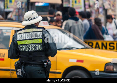 Lima/Peru Jun 13.2008: Peruanische Polizist in die einheitliche Steuerung des Verkehrs auf der Straße der größten Garment District genannt Gamarra. Stockfoto